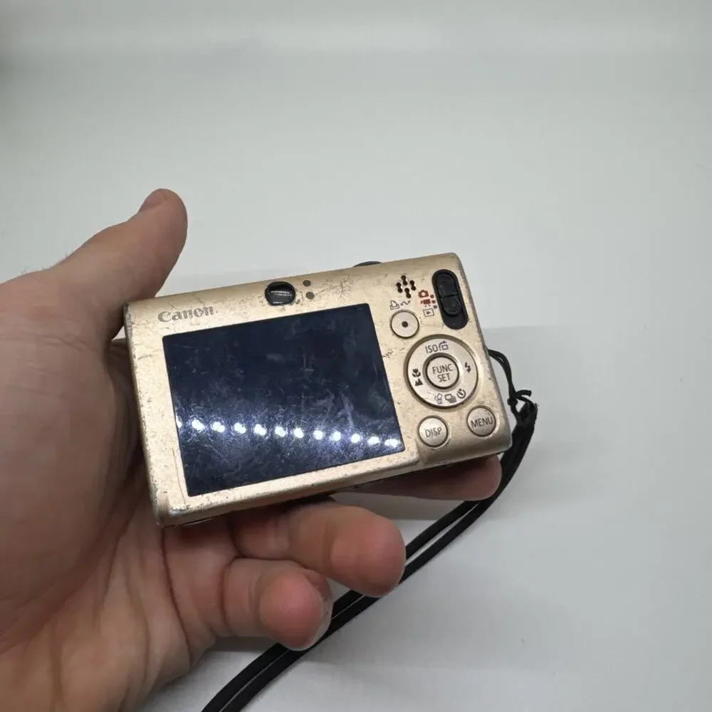 Canon PowerShot SD1100 IS 8.0MP Digital Point-And-Shoot Camera Screen Defect